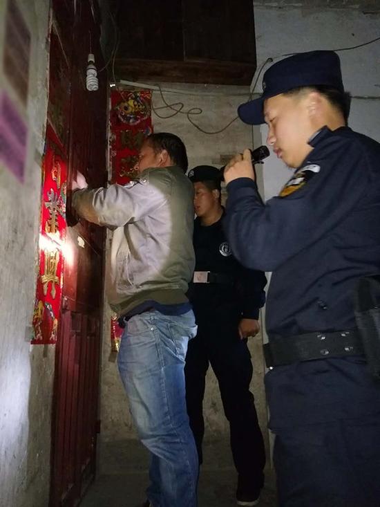 合川粗心妈妈误将幼女锁家中 